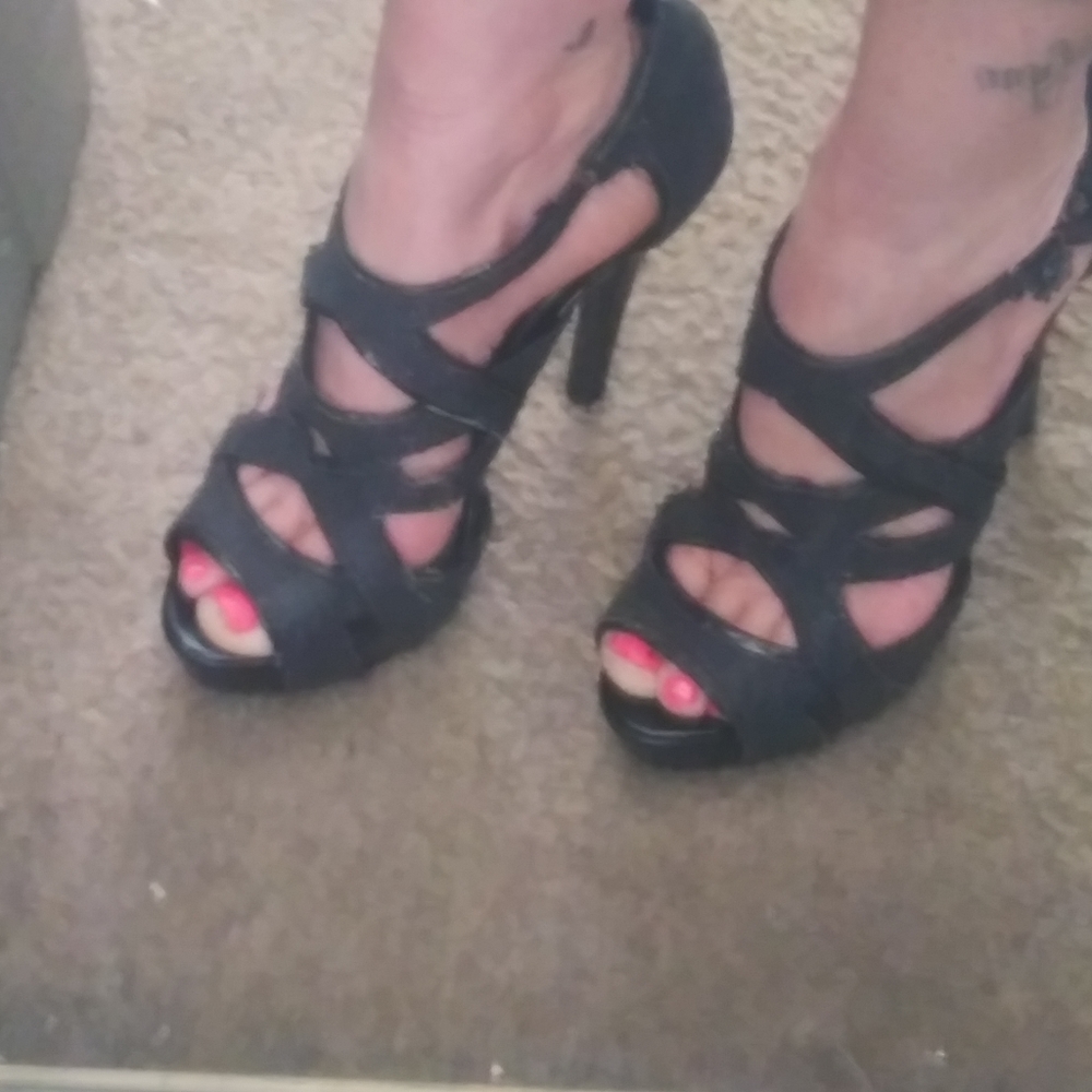 Womens size 6 1/2. Black heel shoes